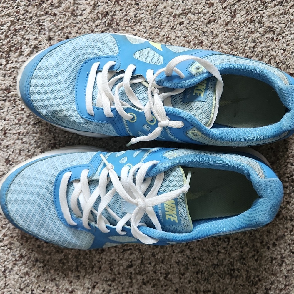 Nike tennis shoes